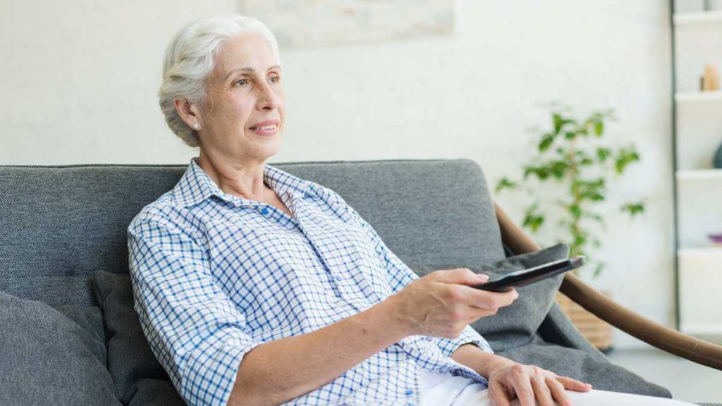 Mujer ve la tele el 16 de diciembre