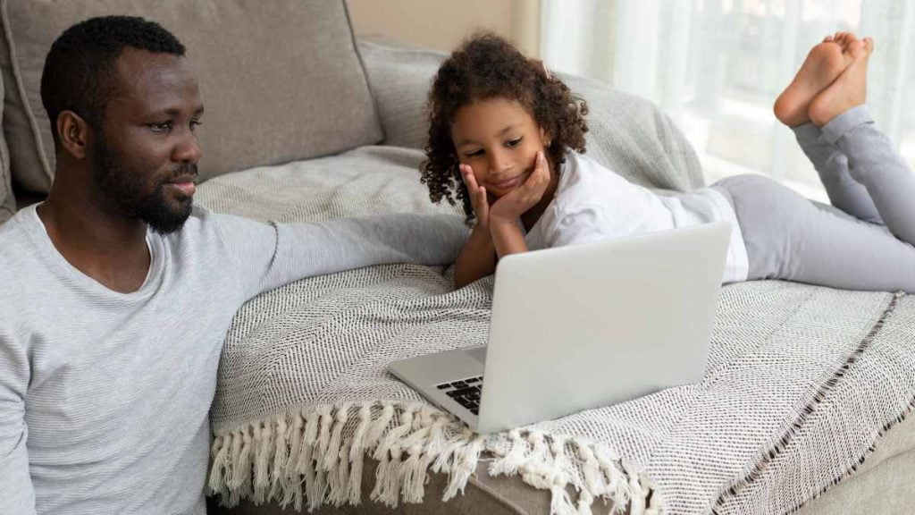 Padre e hija ven la tele el 17 de diciembre