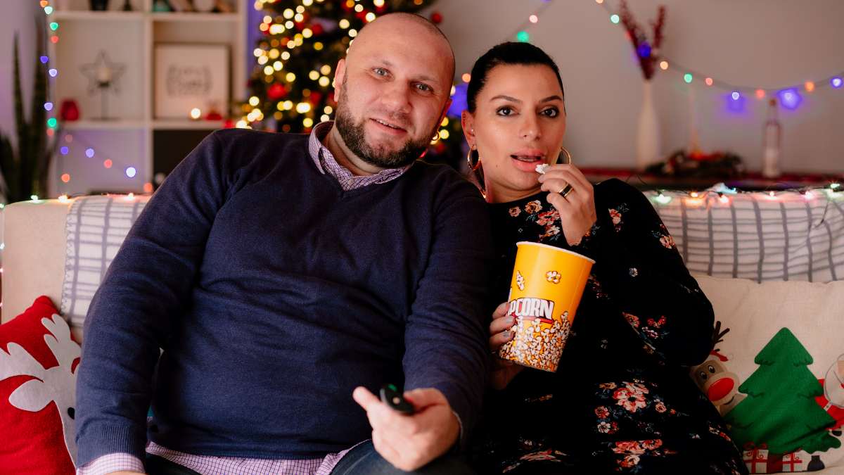 Pareja ve la tele el 21 de diciembre