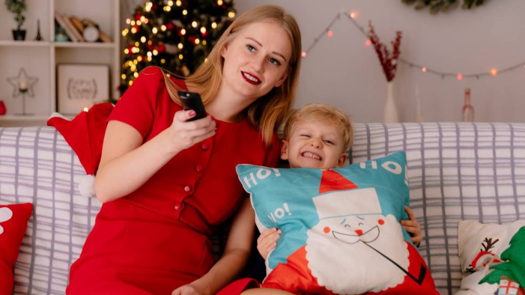 Madre e hijo ven la tele el 22 de diciembre