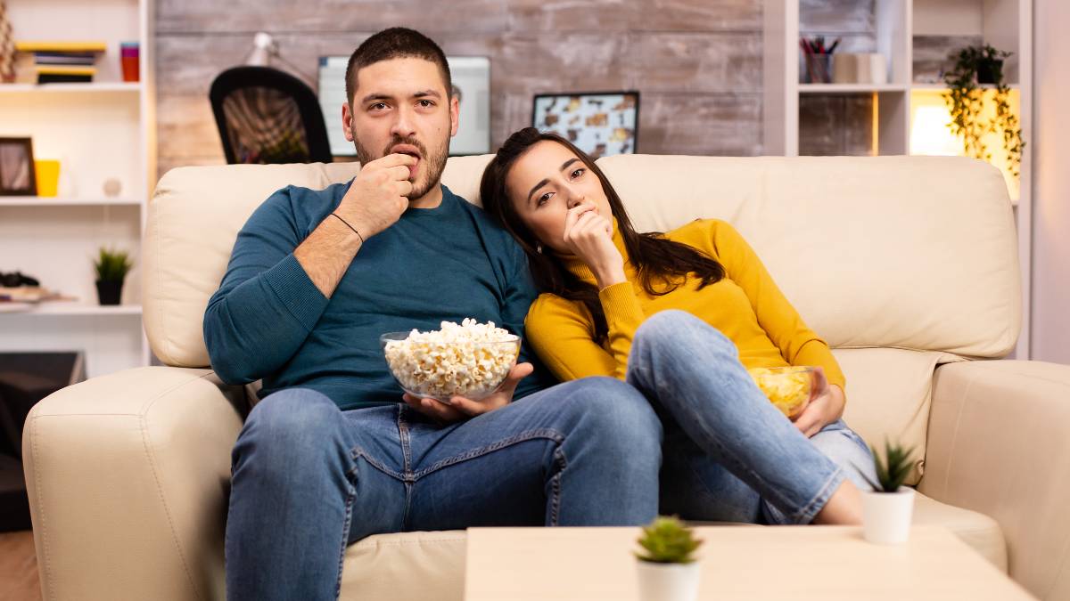 Pareja ve la tele el 27 de diciembre