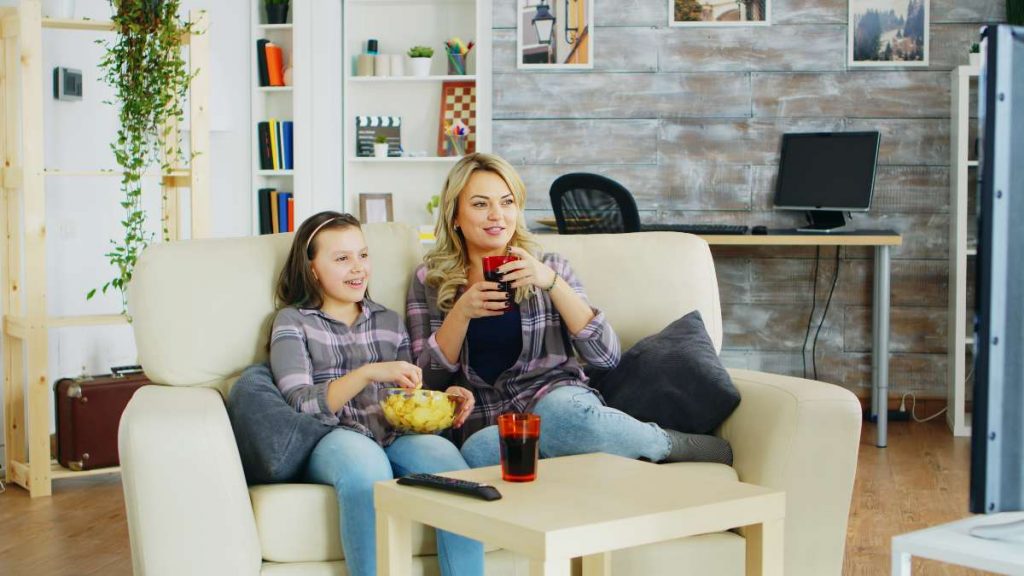 Madre e hija ven la tele el 4 de diciembre