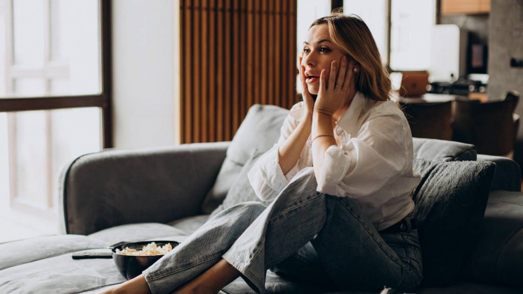 Mujer ve la tele el 9 de diciembre