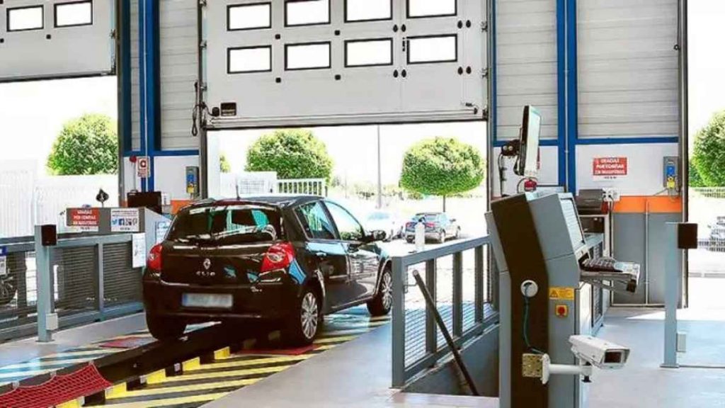 Coche pasando la ITV