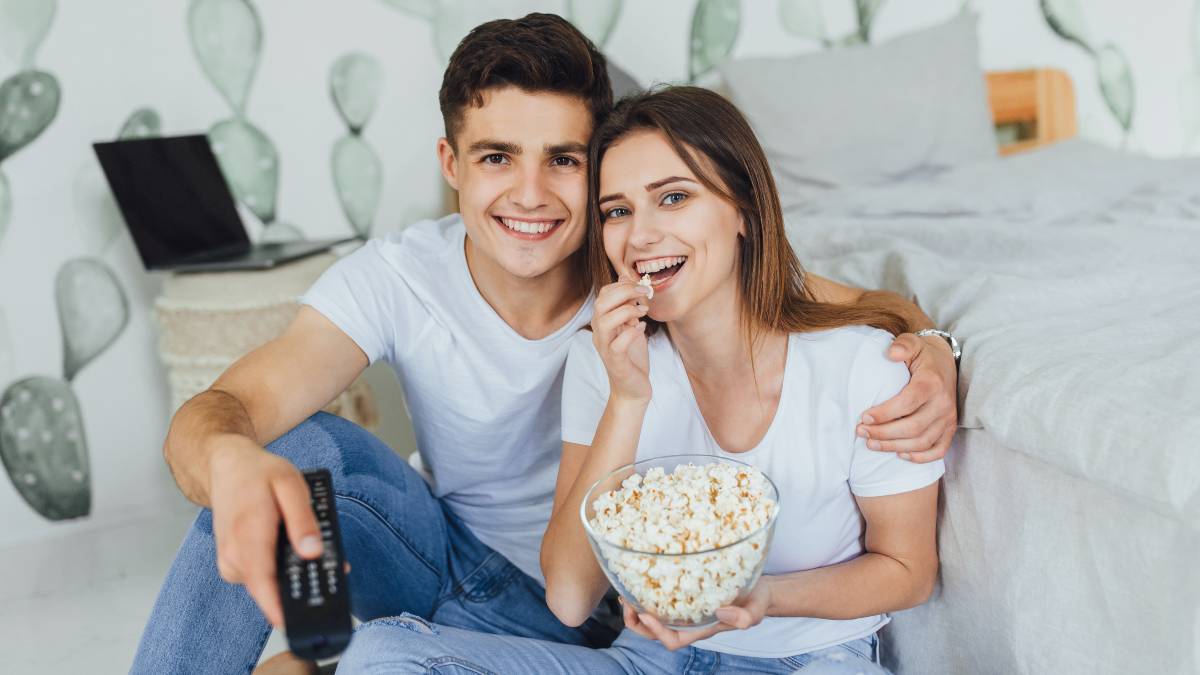 Pareja ve la tele el 10 de enero