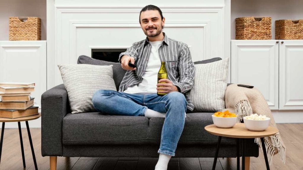 Hombre ve la tele el 11 de enero