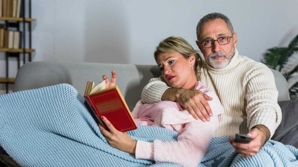Pareja ve la tele el 12 de enero