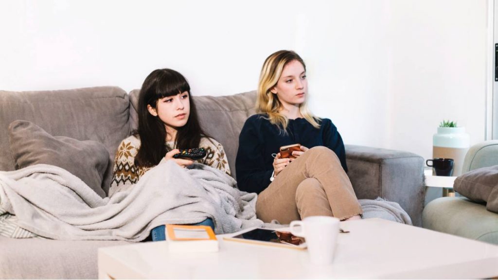 Mujeres ven la tele el 14 de enero