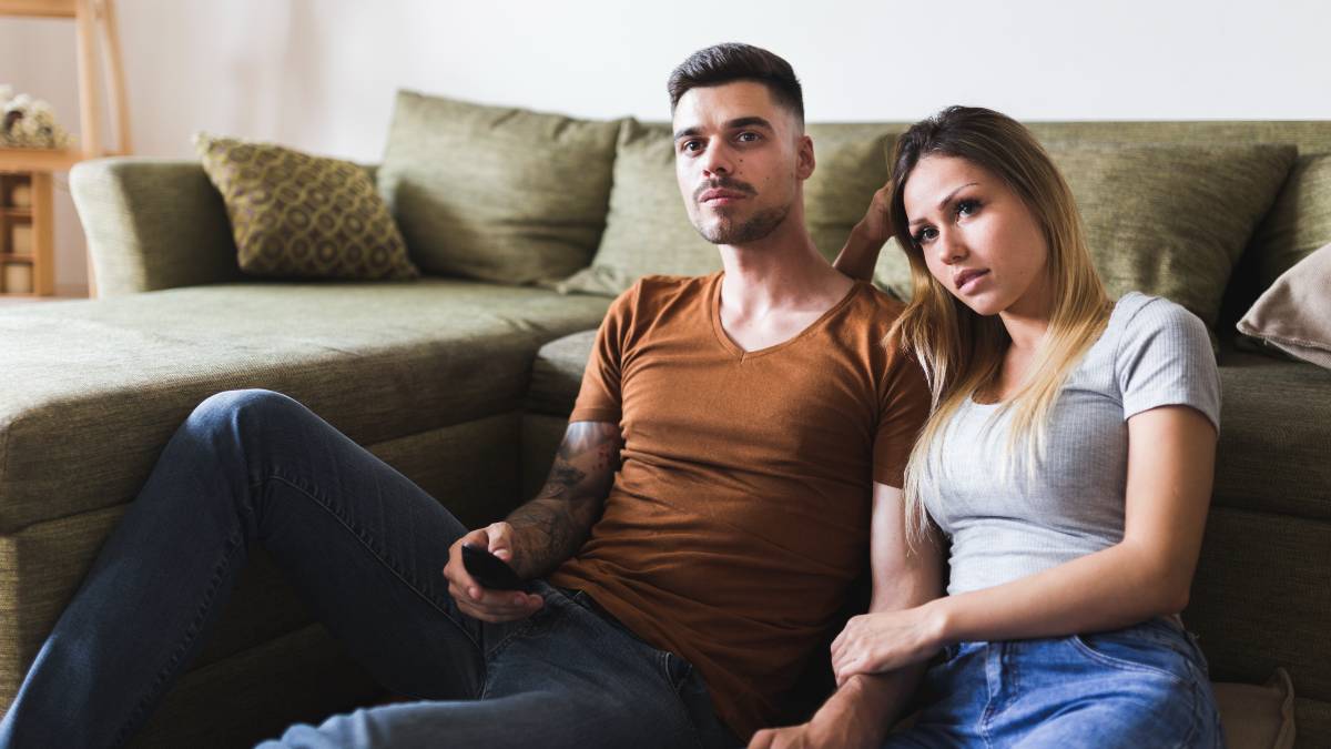 Pareja ve la tele el 2 de enero