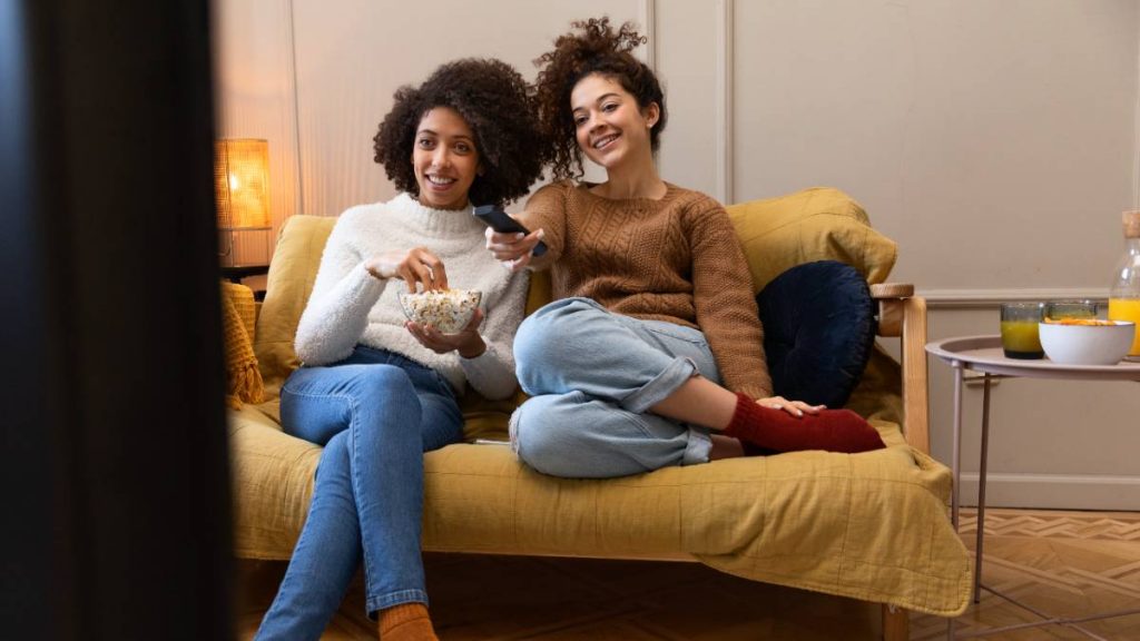 Mujeres ven la tele el 21 de enero