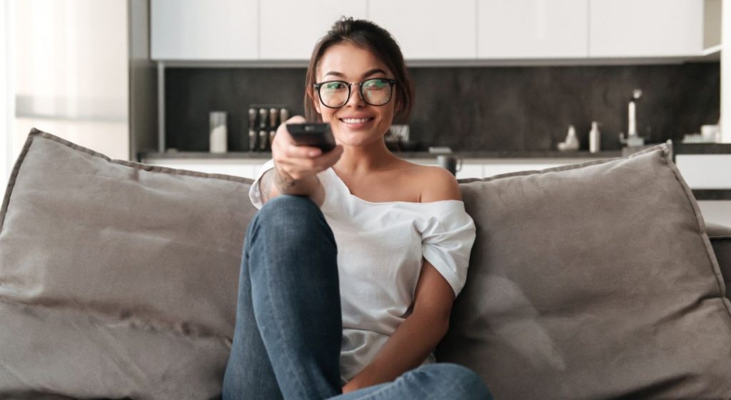 Mujer ve la tele el 25 de enero