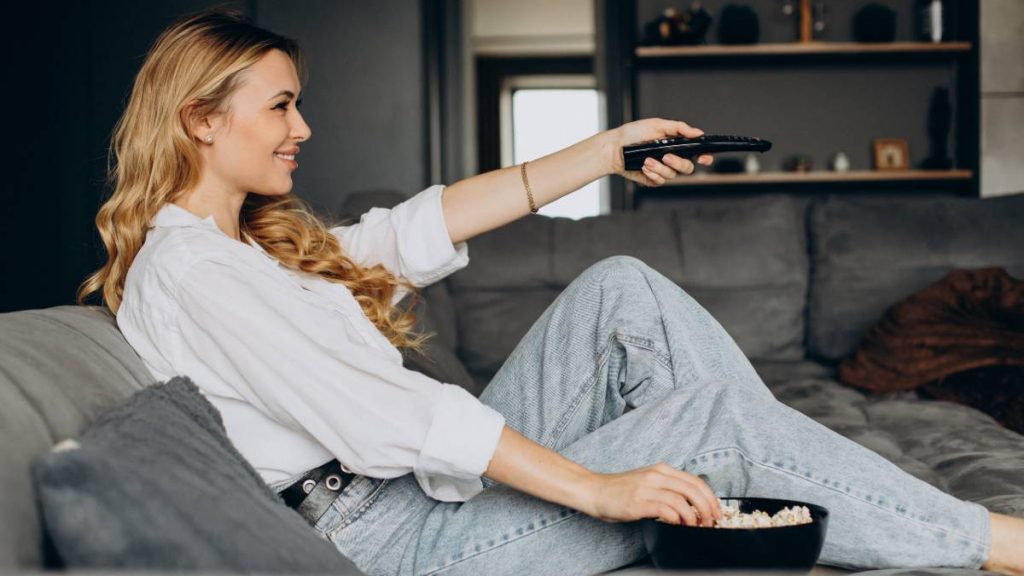 Mujer ve la tele el 26 de enero
