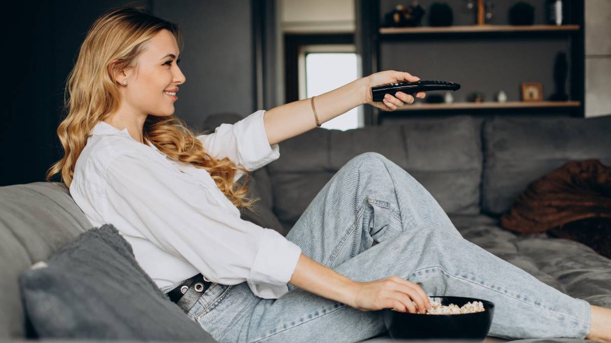 Mujer ve la tele el 26 de enero