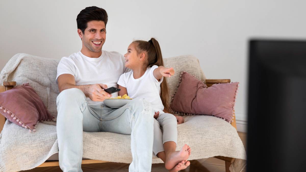 Padre e hija ven la tele el 27 de enero
