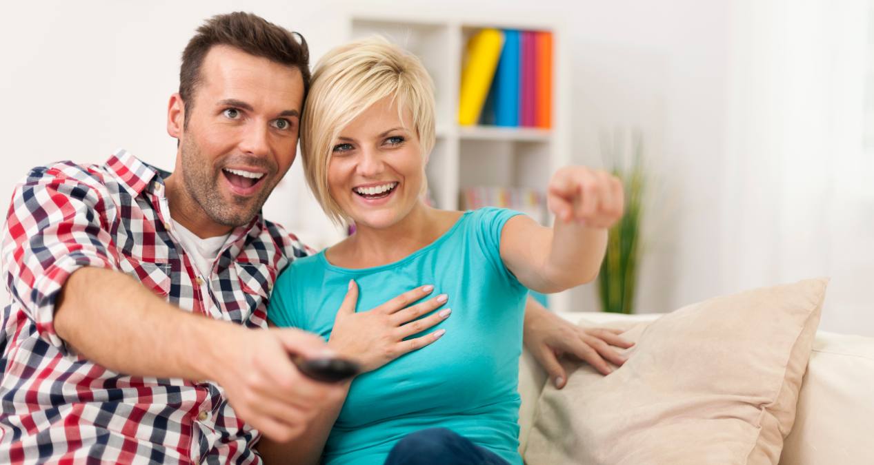 Pareja ve la tele el 28 de enero