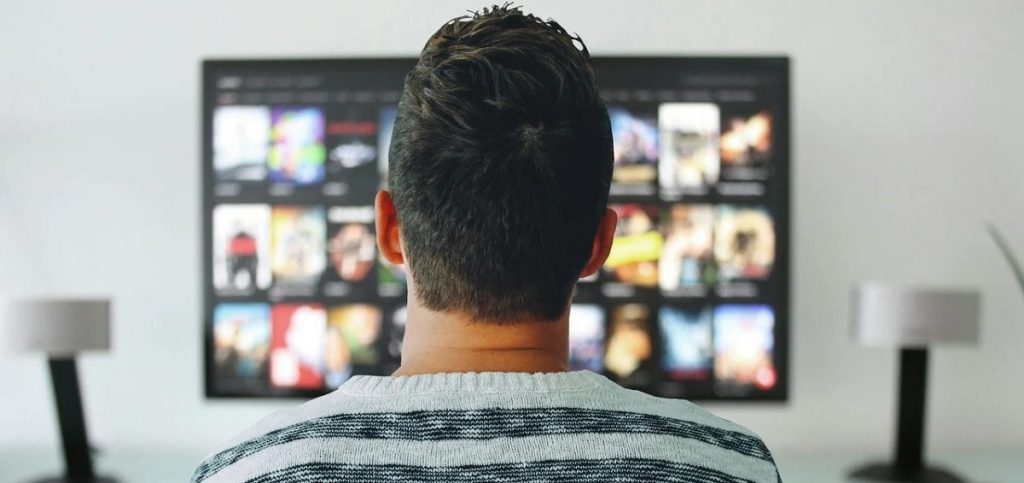 Hombre ve la tele el 30 de enero