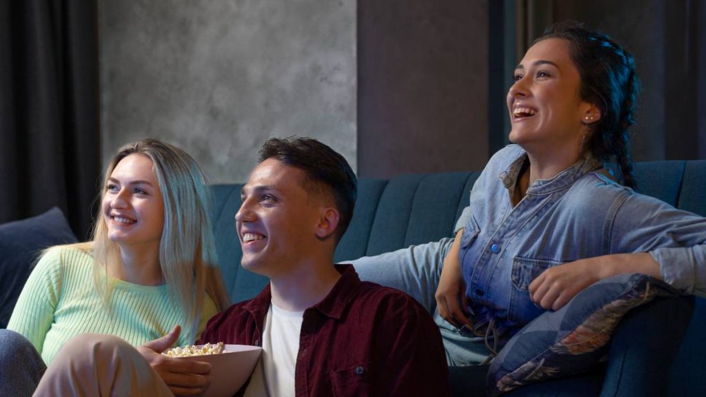 Amigos ven la tele el 4 de enero