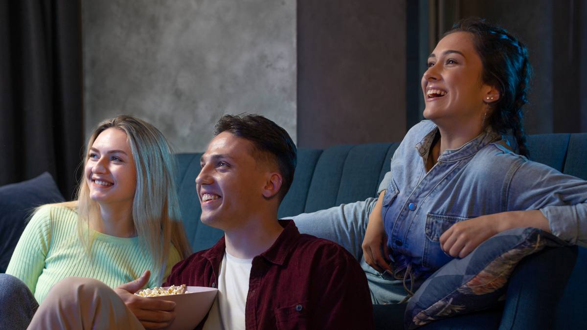 Amigos ven la tele el 4 de enero