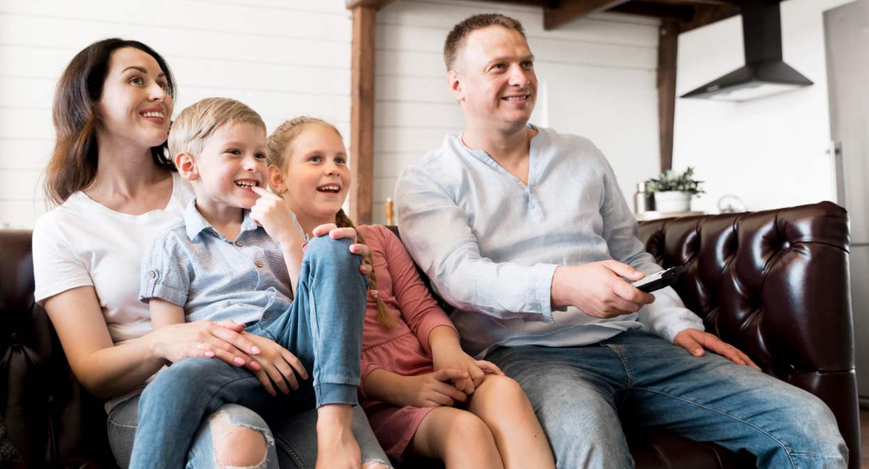 Familia ve la tele el 5 de enero