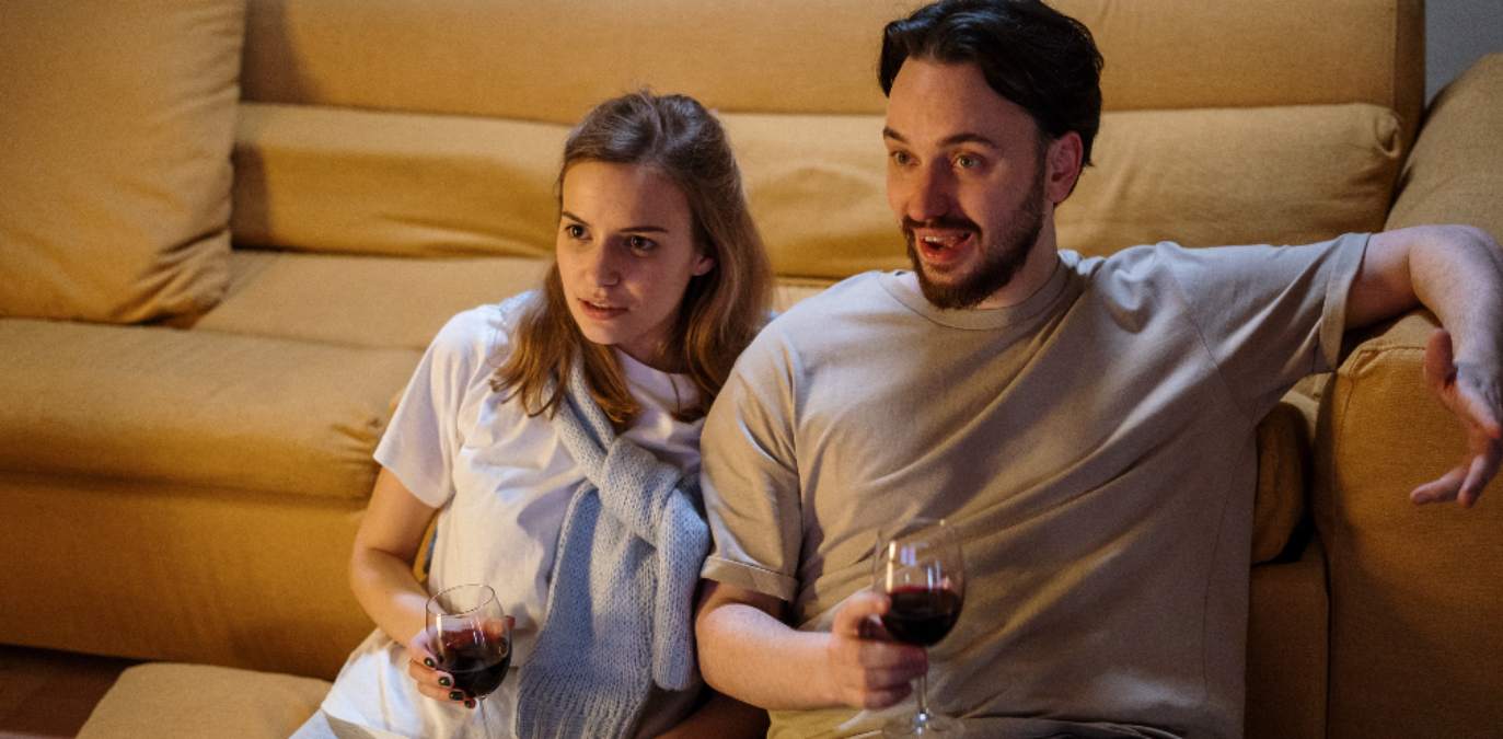 Pareja ve la tele el 8 de enero