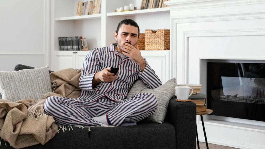 Hombre ve la tele el 1 de febrero