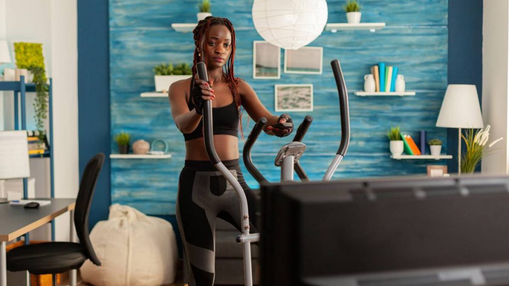 Mujer ve la tele el 11 de febrero