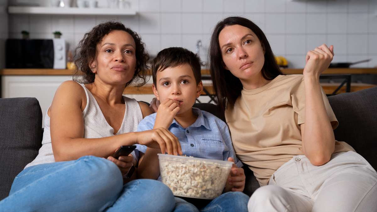 Familia ve la tele el 12 de febrero