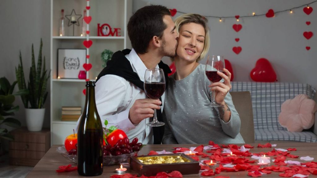 Pareja ve la tele el 14 de febrero