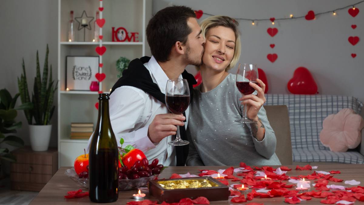 Pareja ve la tele el 14 de febrero