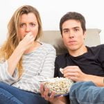 Pareja ve la tele el 16 de febrero