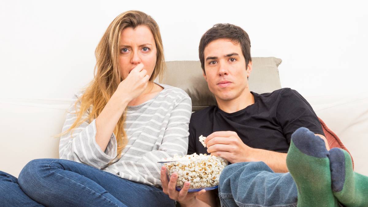 Pareja ve la tele el 16 de febrero