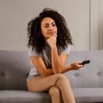 Mujer ve la tele el 17 de febrero