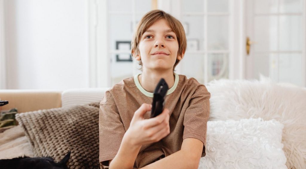 Mujer ve la tele el 19 de febrero