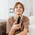Mujer ve la tele el 19 de febrero