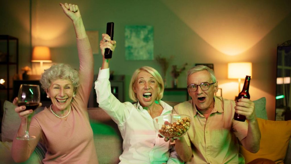 Ancianos ven la tele el 2 de febrero