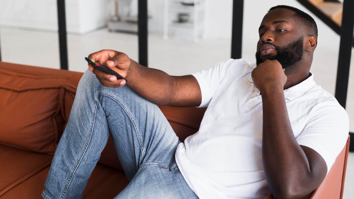 Hombre ve la tele el 20 de febrero