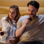 Pareja ve la tele el 21 de febrero