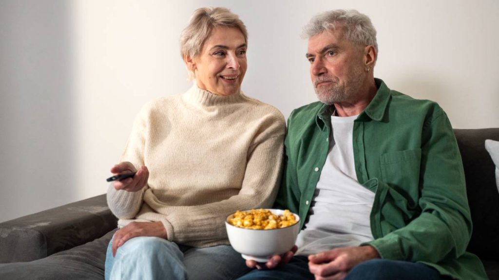 Pareja ve la tele el 22 de febrero