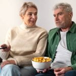 Pareja ve la tele el 22 de febrero