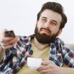 Hombre ve la tele el 23 de febrero