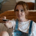 Mujer ve la tele el 24 de febrero