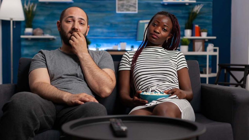 Pareja ve la tele el 25 de febrero