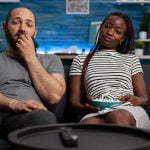 Pareja ve la tele el 25 de febrero