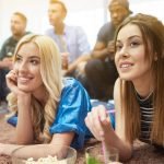 Amigos ven la tele el 26 de febrero