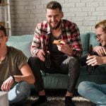 Amigos ven la tele el 27 de febrero