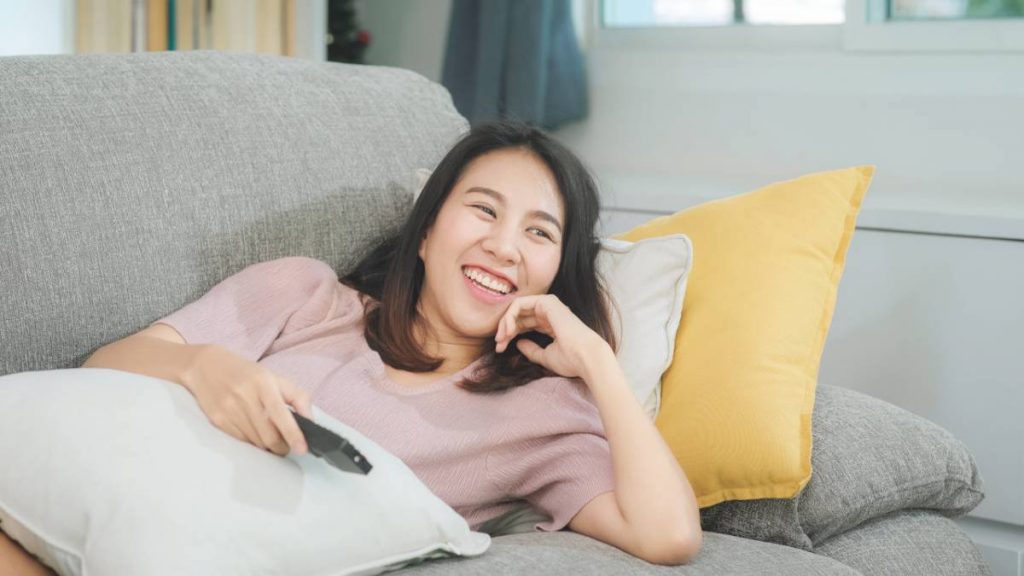 Mujer ve la tele el 28 de febrero