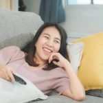 Mujer ve la tele el 28 de febrero