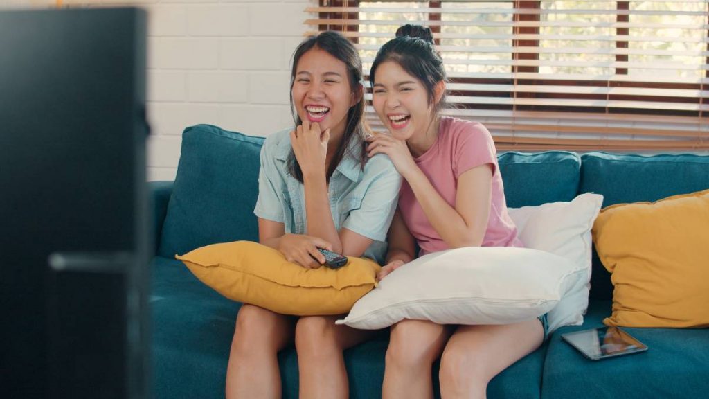 Mujeres ven la tele el 3 de febrero