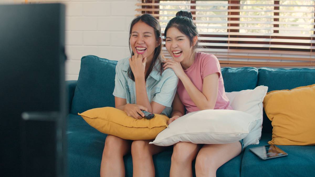 Mujeres ven la tele el 3 de febrero