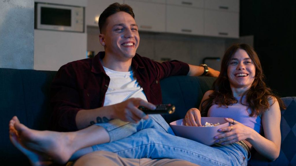 Pareja ve la tele el 4 de febrero